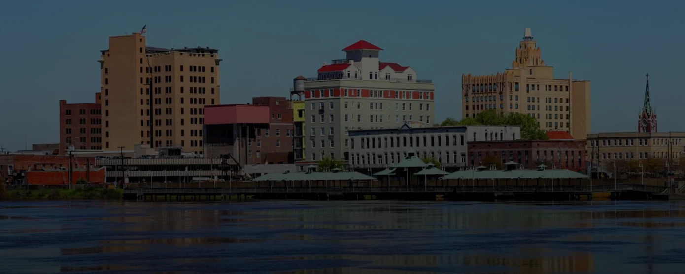 Scenic lake view in West Monroe, Louisiana, showcasing calm waters and lush greenery, displaying the text “Best Internet Providers in West Monroe, LA.”